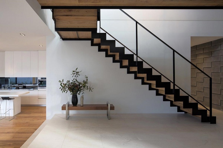 scale moderne lineari legno nero