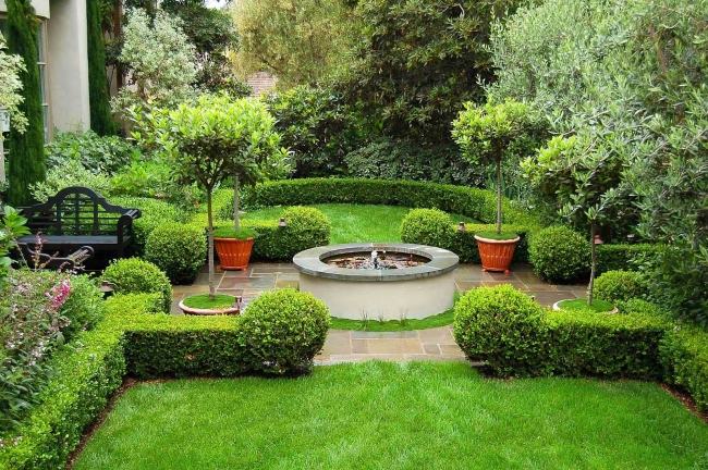 giardino arredato fontana particolare panchina ferro