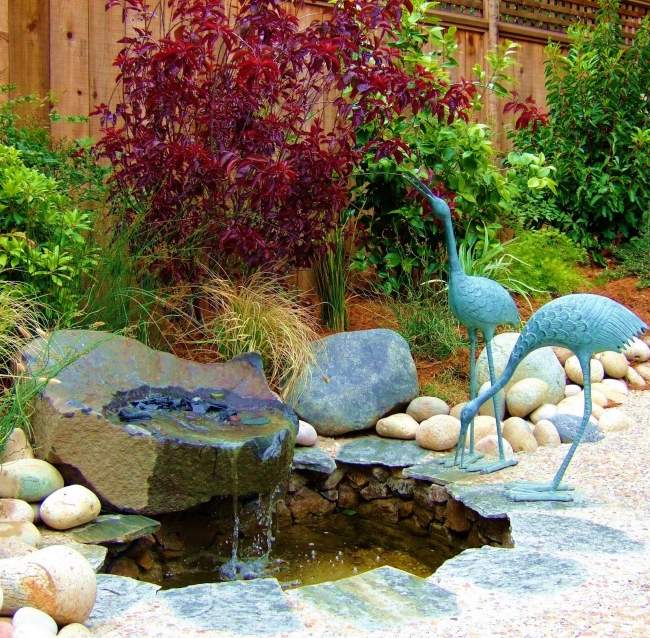 giardino asiatico decorato laghetto particolare uccelli pietra