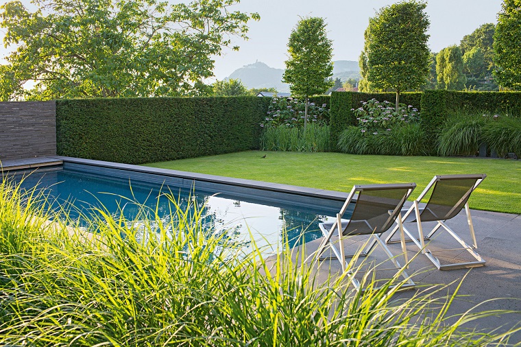 giardino con piscina forma rettangolare
