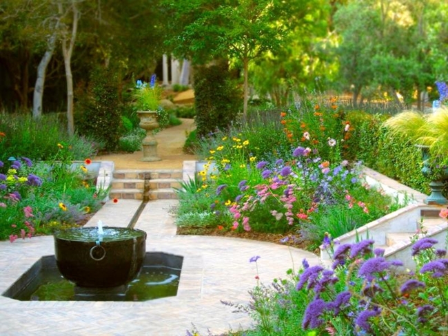 giardino fiorito fontana collocata laghetto