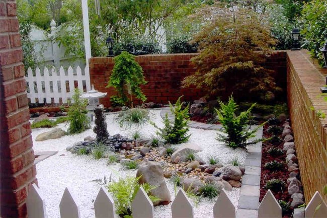 giardino giapponese organizzato patio recinzione mattoni cancelli legno