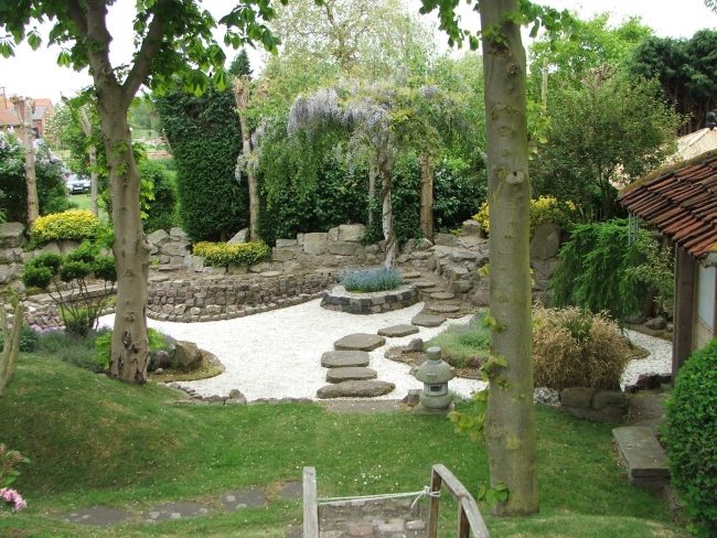 giardino giapponese realizzato pietra ghiaia