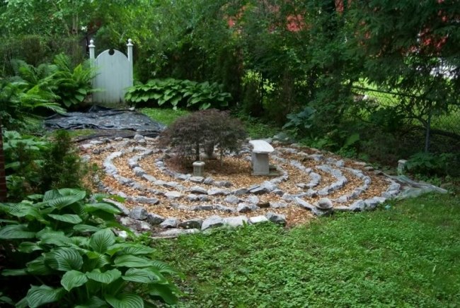 giardino labirinto pietre recinzione rete metallica