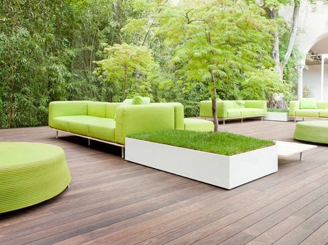 giardino progettato patio pavimento legno mobili verdi