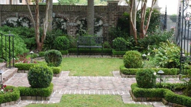 giardino stile inglese stradine muro recinzione mattoni