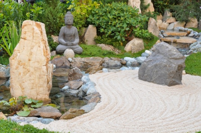 giardino zen decorato pietre vario tipo statua buddha
