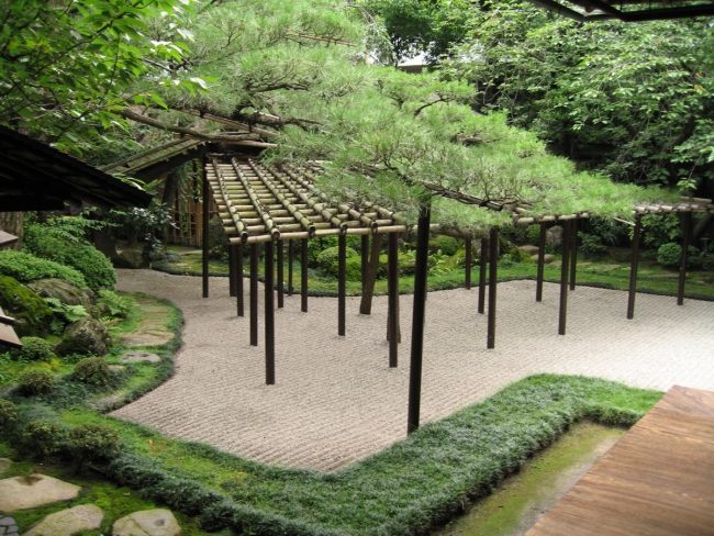 giardino zen pergolato bambù pavimento sabbia ghiaia