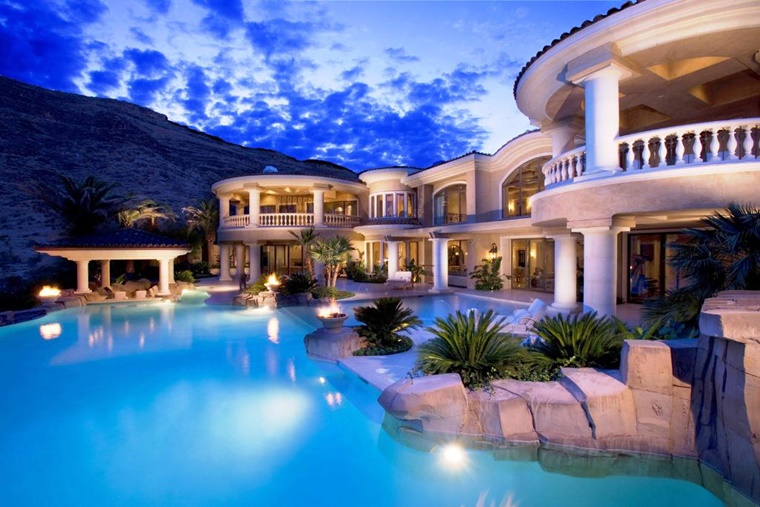 piscina da esterno molto grande casa lusso