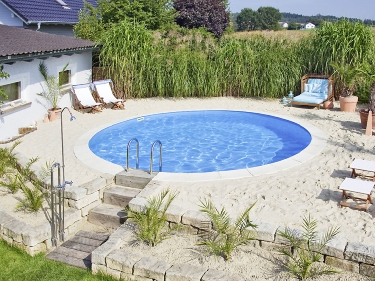 piscina da giardino forma rotonda pavimento ricoperto sabbia