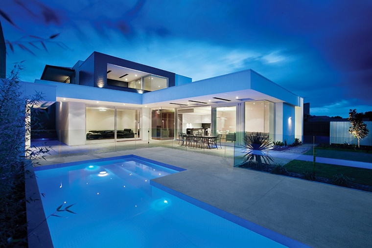 piscina esterna casa moderna bianco