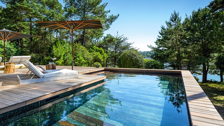 piscina esterna design moderno idea giardino