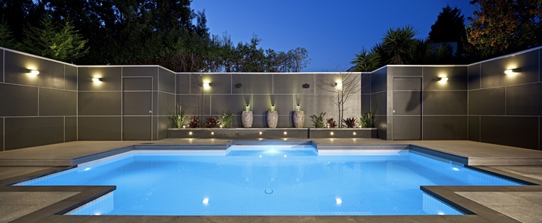 piscina esterna forma originale illuminazione soffusa