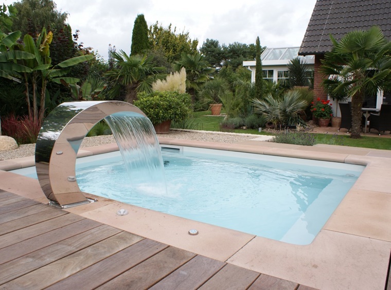 piscina esterna forma quadrata fontana moderna