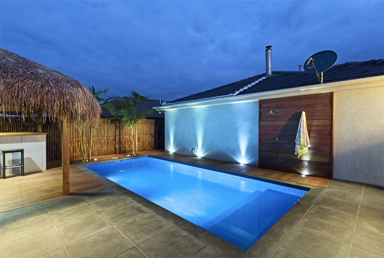 piscina esterna forma rettangolare giardino moderno