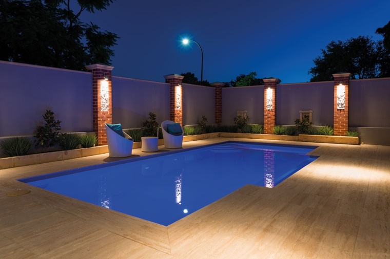piscina esterna giardino design moderno