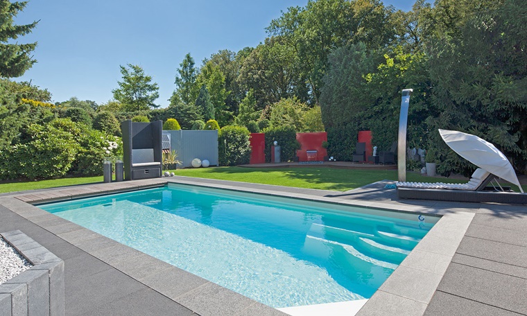 piscina esterna giardino soleggiato immerso verde