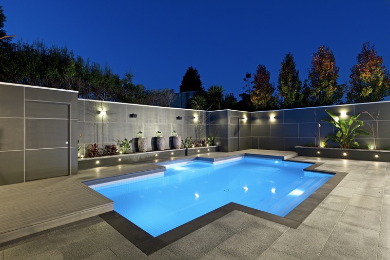 piscina esterna ispirazione design moderno