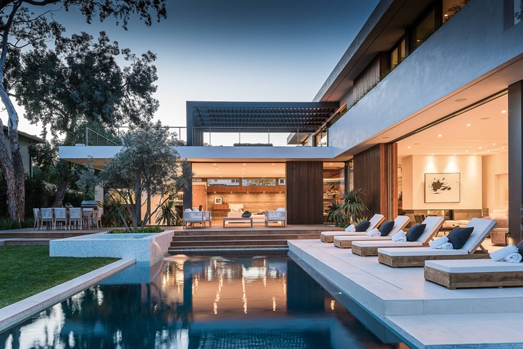 piscina esterna lusso casa moderna