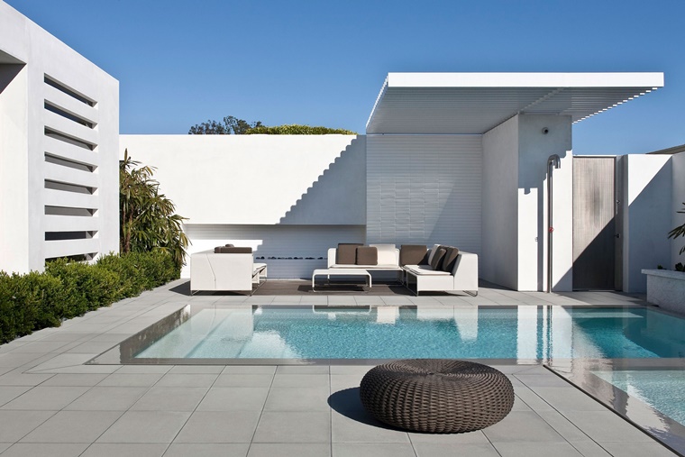 piscina esterna set giardino moderno