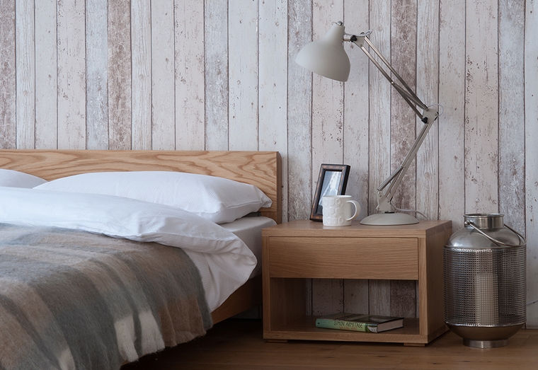 stanza da letto mobili legno parete rivestita pannelli legno sbiancati invecchiati
