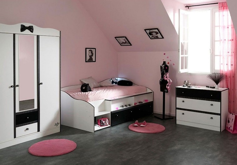 camerette per ragazze soffitto pendenza pareti rosa stile 