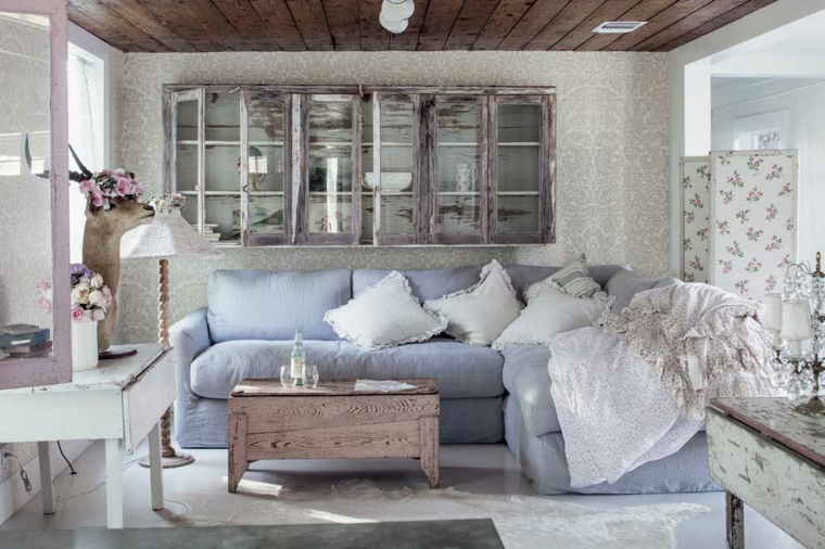 casa stile provenzale divano in tessuto azzurro credenza con ante di vetro