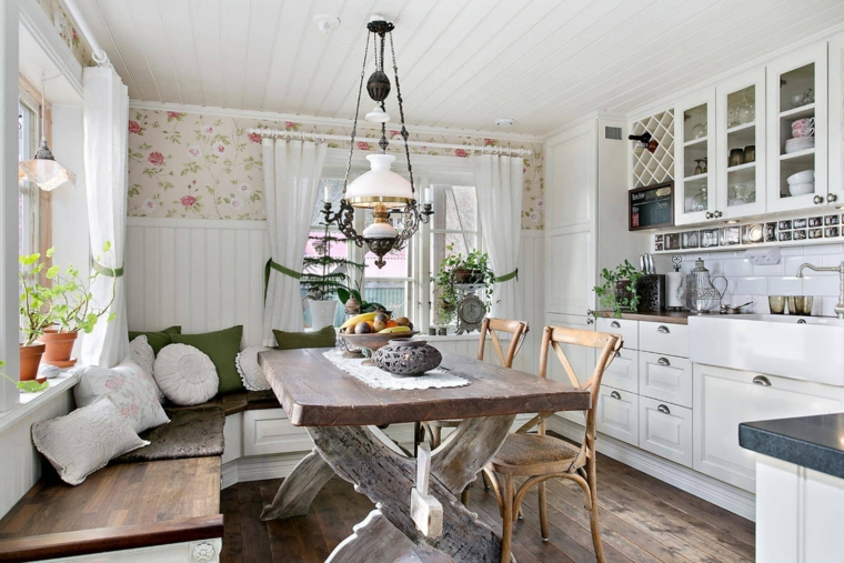 cucina e sala da pranzo open space mobili di legno lampadario in ferro battuto