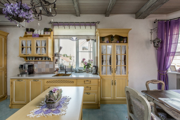 cucine stile country provenzale cucina con mobili di legno giallo tende trasparenti viola