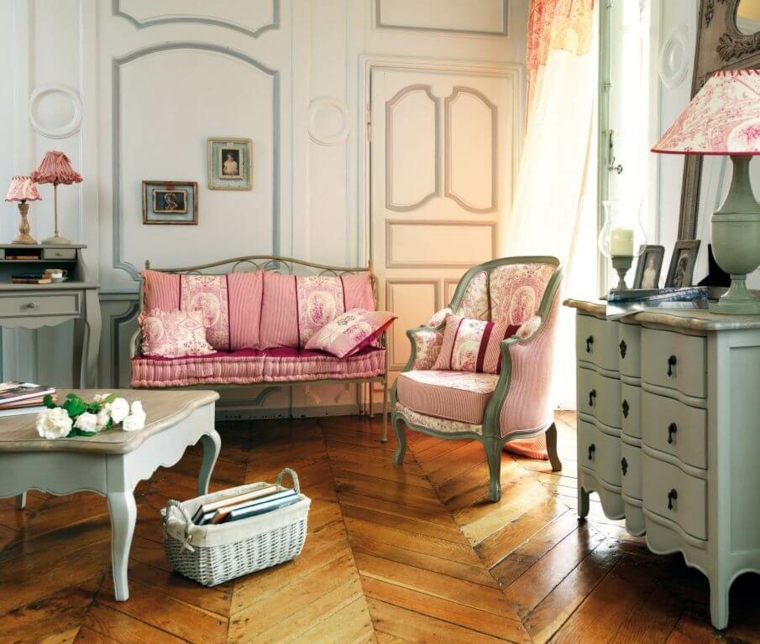 salotto con divano classico di colore rosa pavimento in legno pareti con pannelli