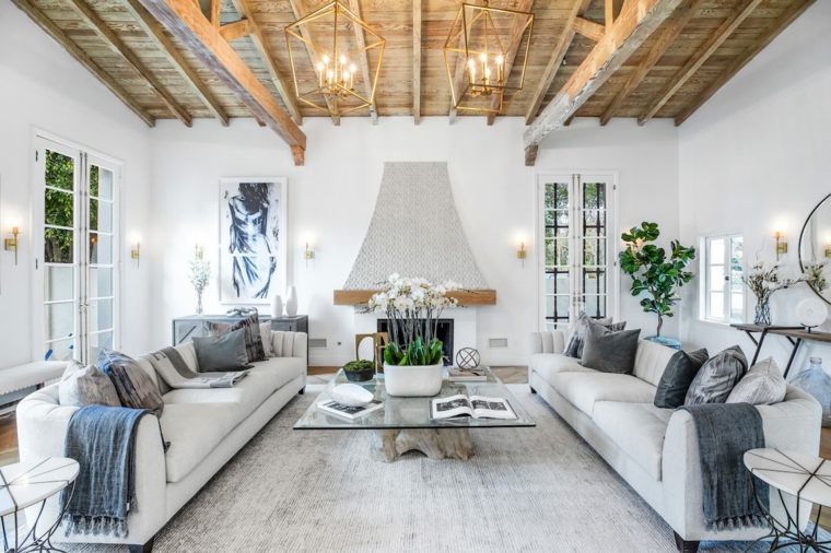 soffitto con travi di legno arredamento stile provenzale due divani di colore bianco