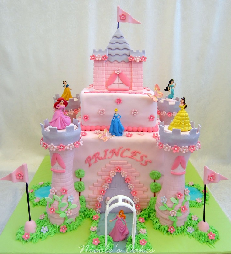 torta-principesse-castello-rosa-figurine