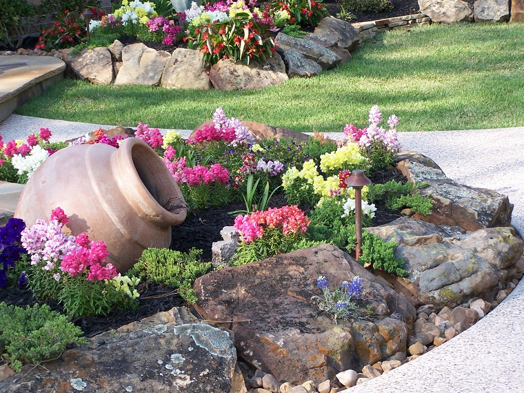 giardini con sassi-fiori-anfora-terracotta