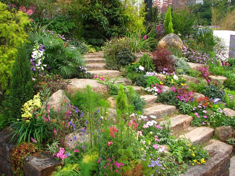 giardino-con-sassi-scalinata-piante-fiori