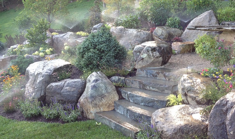 giardino-con-sassi-scalinata