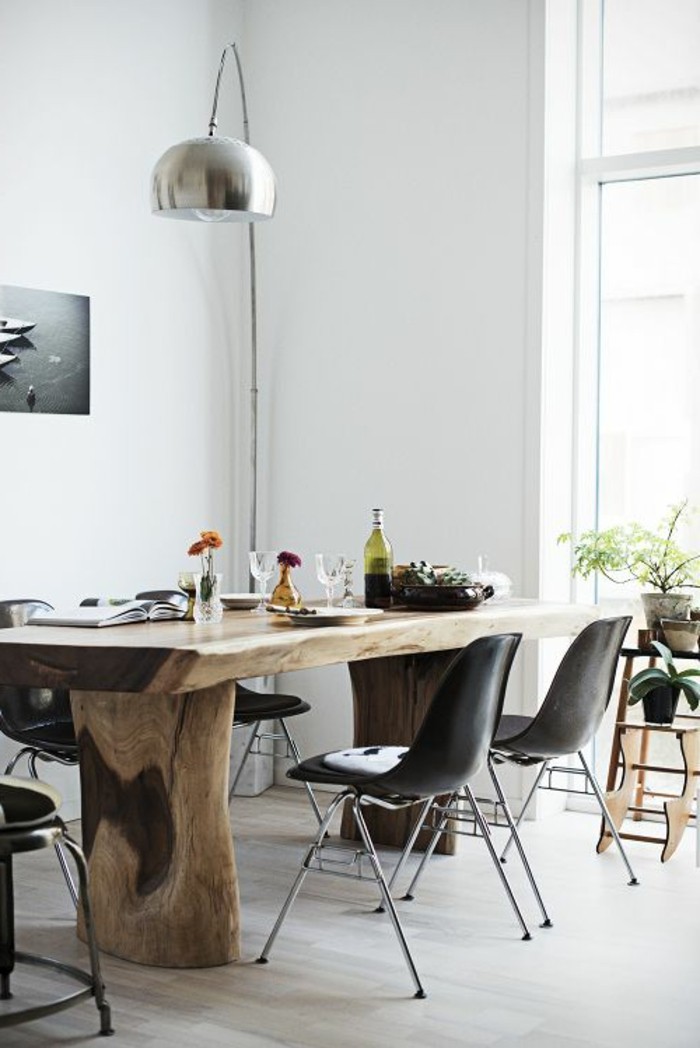 Sala da pranzo moderna con un tavolo rustico e sedie di colore nero 