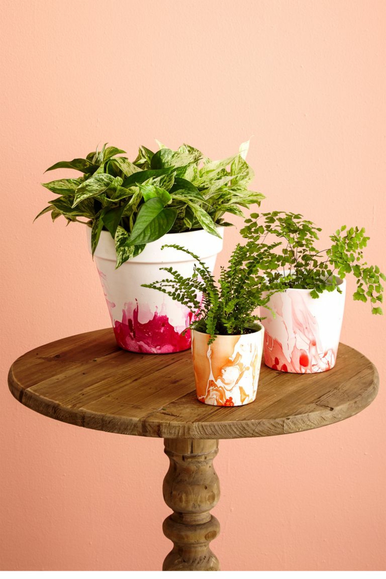 Tavolo con piante, vasi con piante da appartamento, vasi bianchi dipinti 
