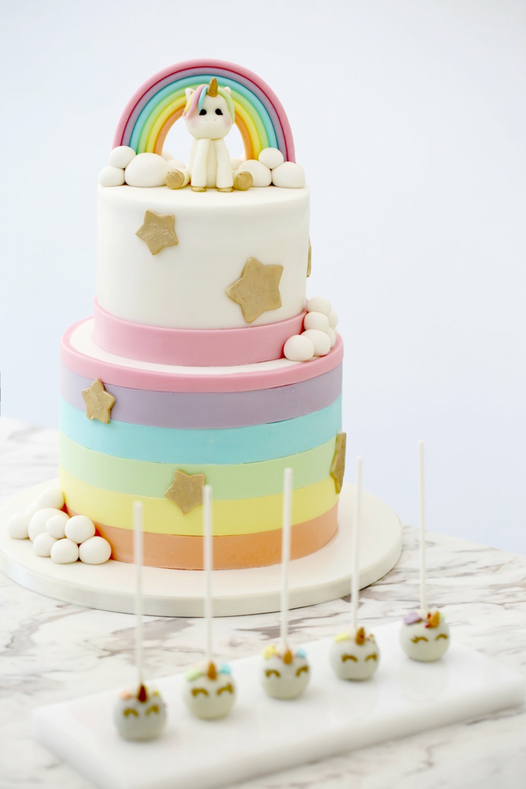 Torte di compleanno particolari, torta a due piani, decorazioni con arcobaleno e unicorno