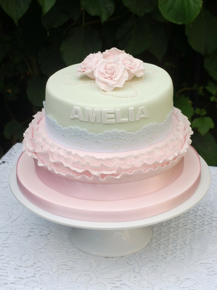 Decorazione torta con rose, scritta nome Amelia, torta a due piani
