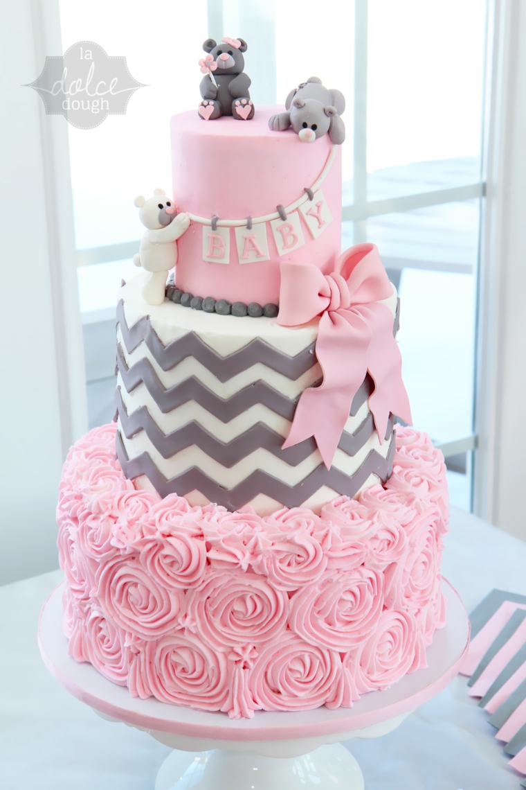 Torte bellissime, torta di compleanno a tre piani, decorazione torta con pasta di zucchero rosa