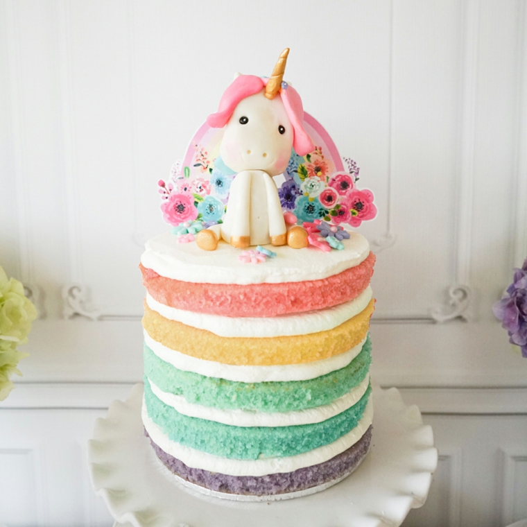 Torta a strati arcobaleno, torte di compleanno particolari, decorazione torta con unicorno