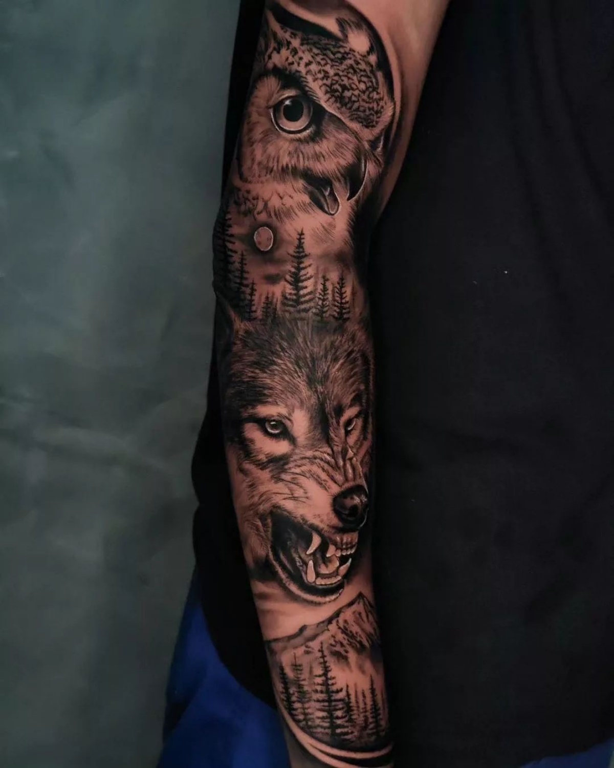 tatuaggio braccio uomo tattoo lupo foresta