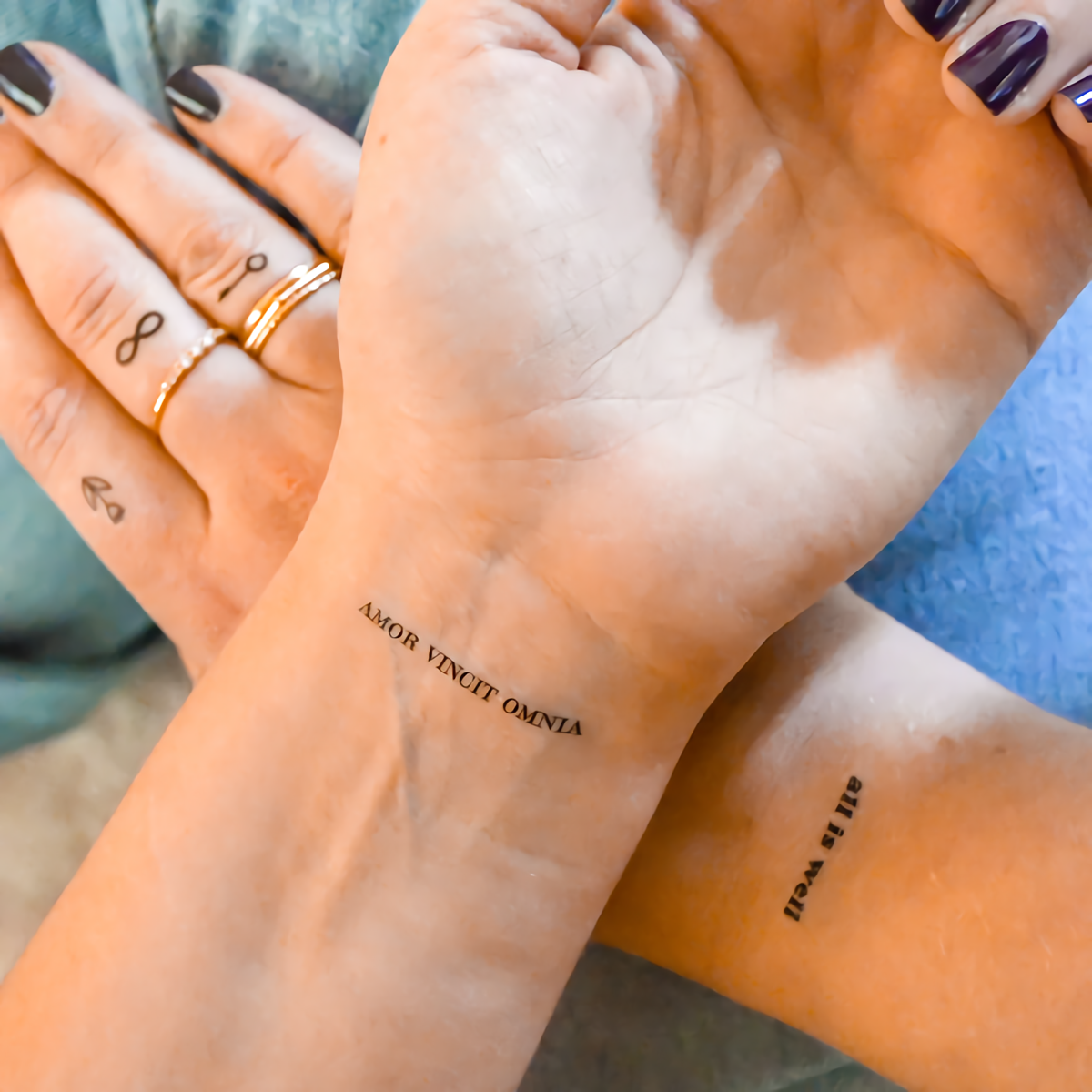 frasi tatuaggi polso mano scritta tattoo in latino