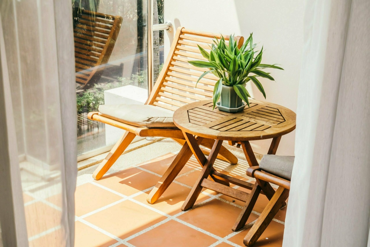 mobili di legno da esterno terrazzo con ringhiera di vetro come arredare un balcone stretto e lungo