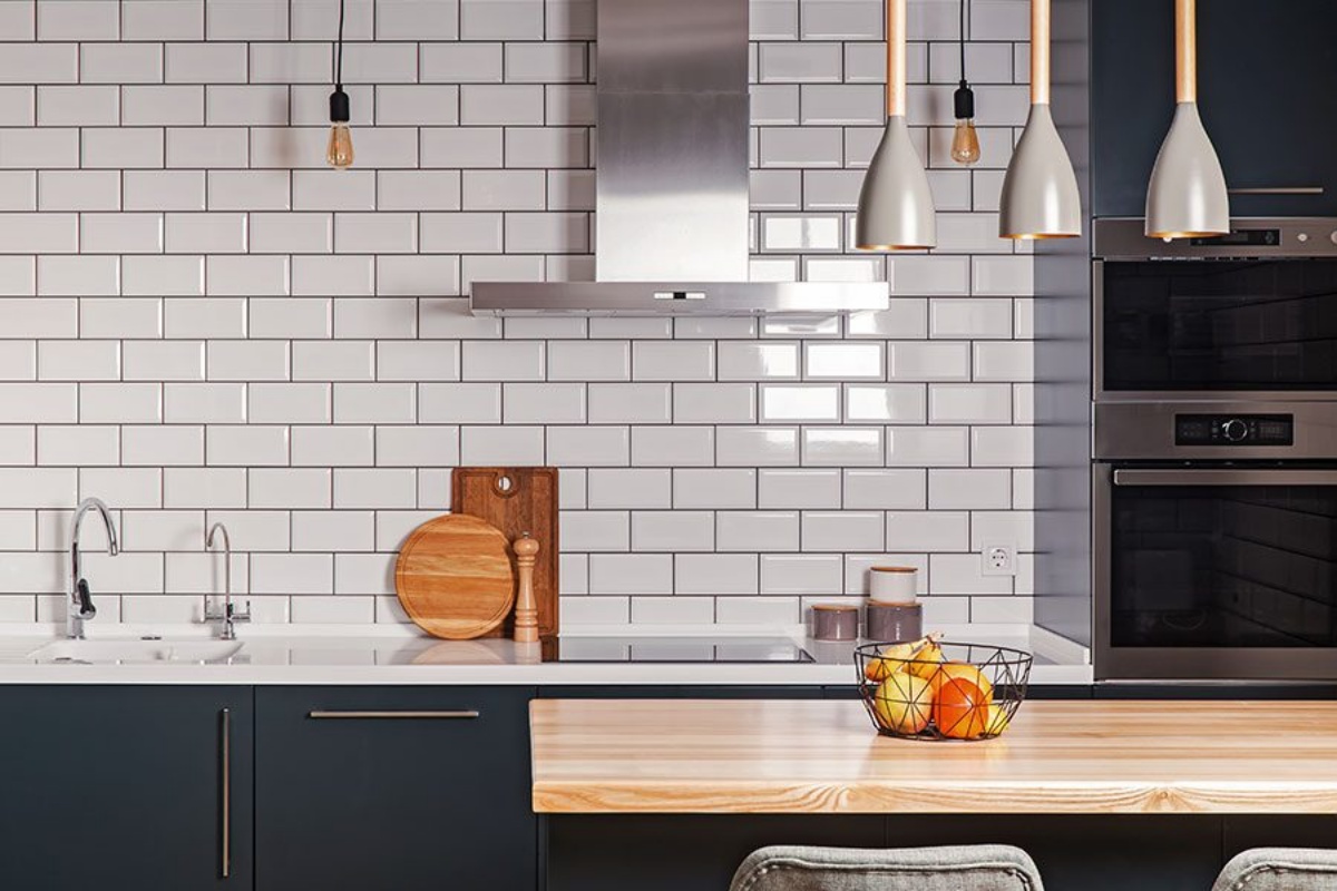illuminazione di una cucina piccola parete con piastrelle bianche