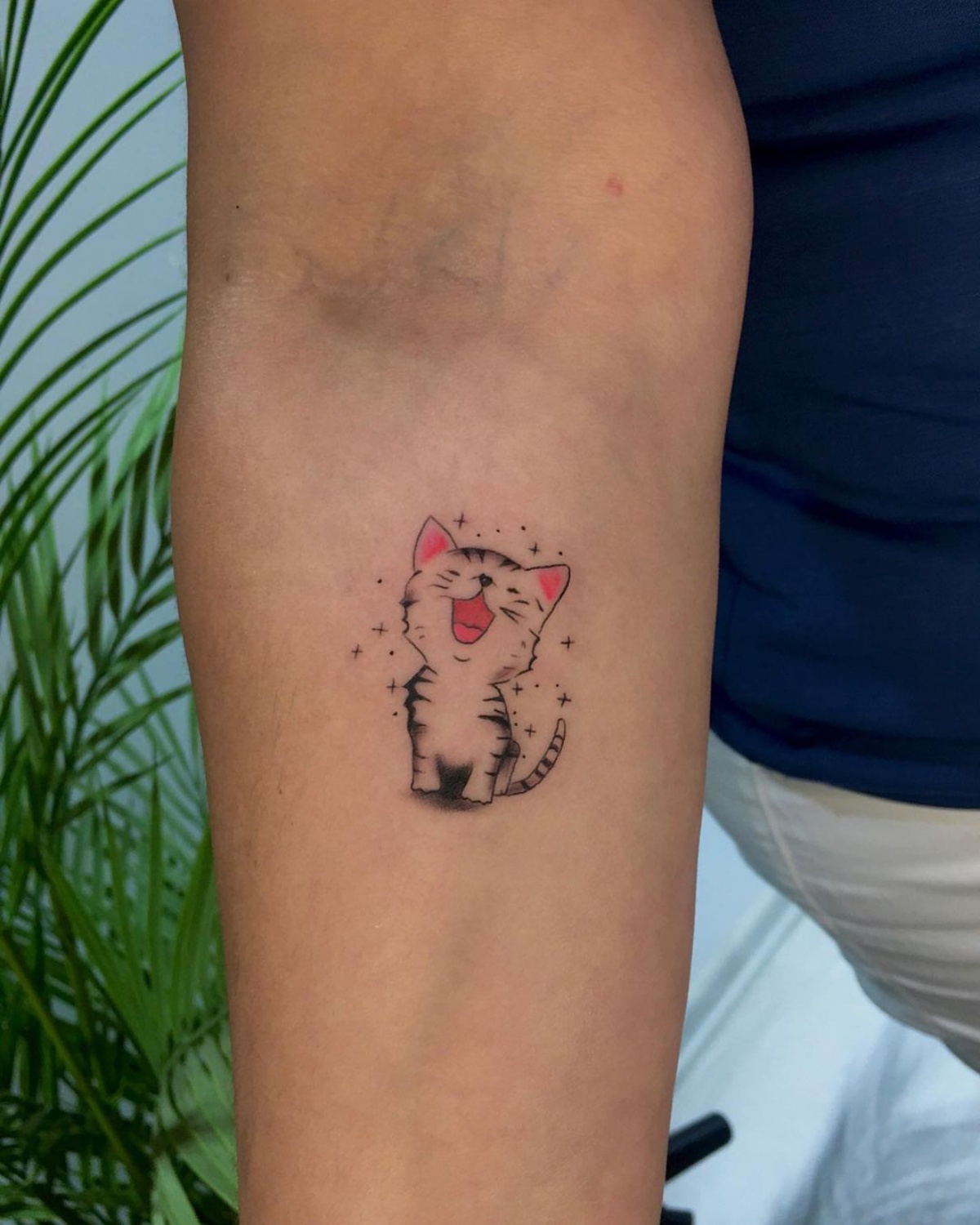 avambraccio gattino colorato tatuaggio donna