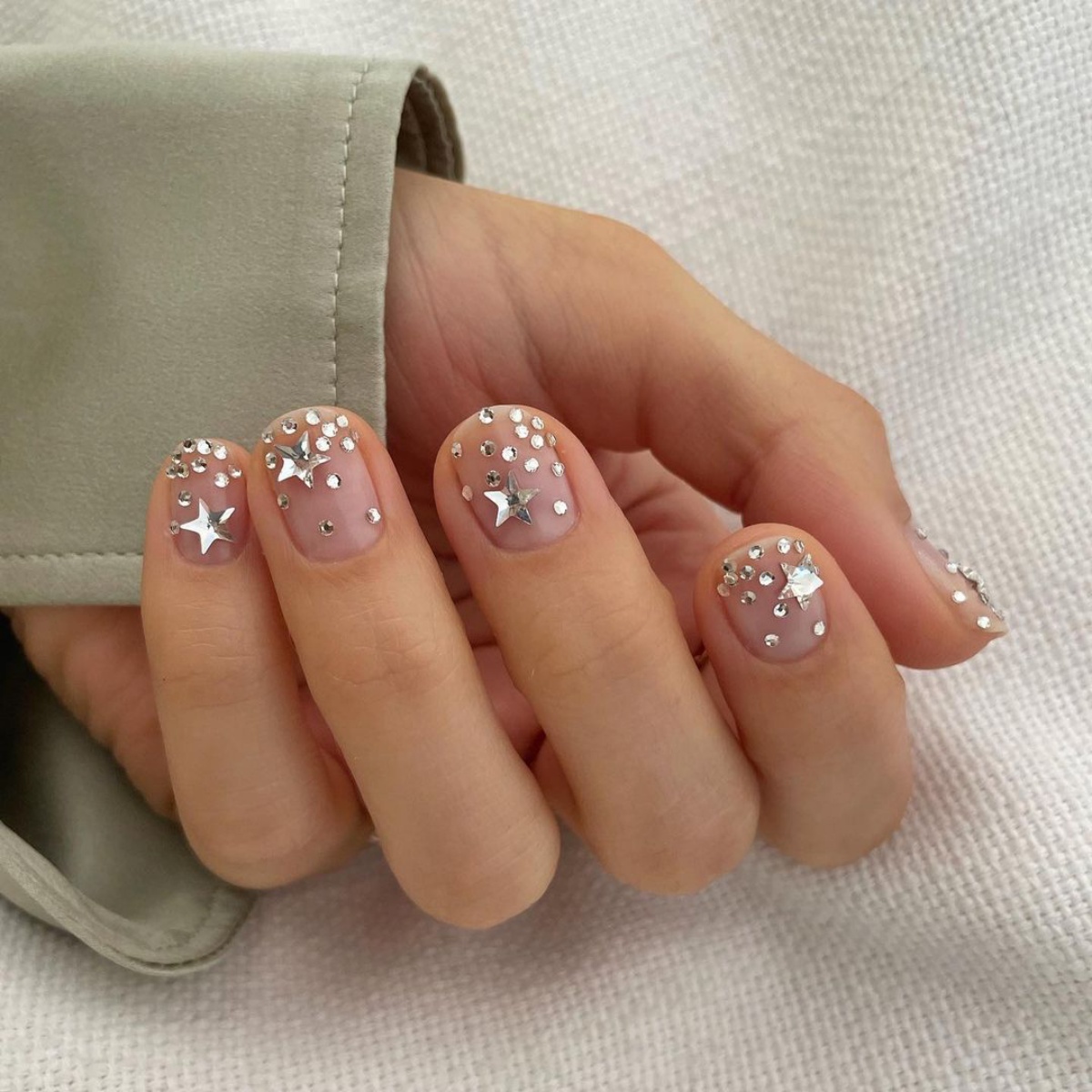 decorazione unghie corte con stelle argento manicure di natale