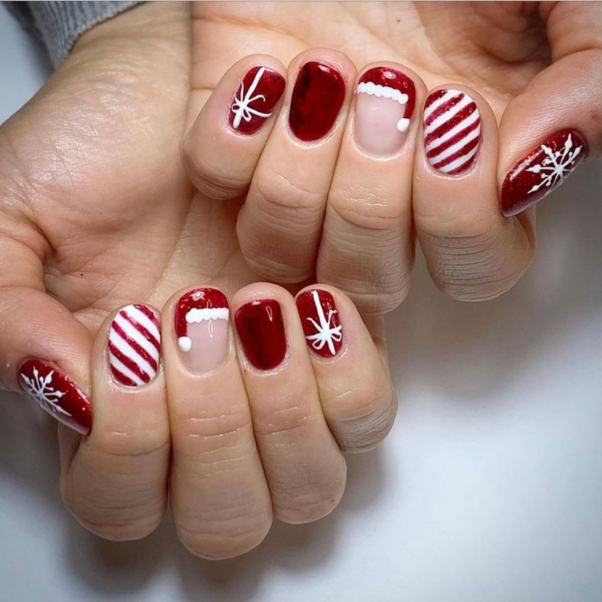decorazione unghie corte natalizie smalto rosa disegni bianco rosso