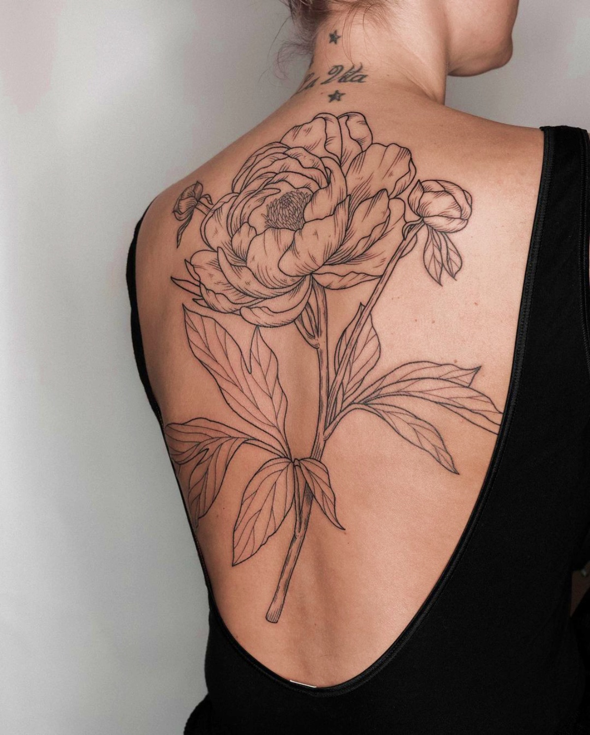 disegno grande tattoo schiena donna fiore