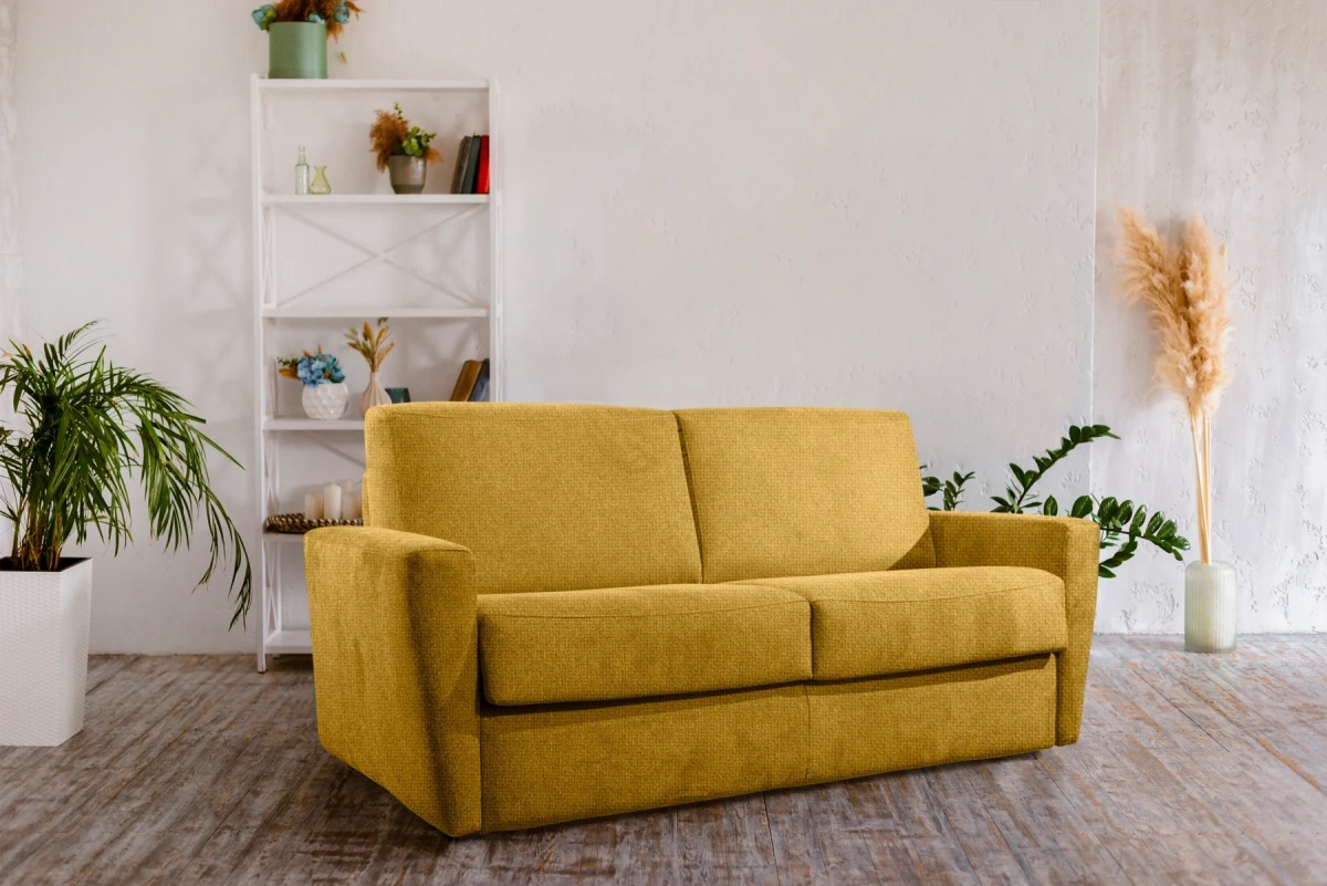 divano giallo due posti in soggiorno